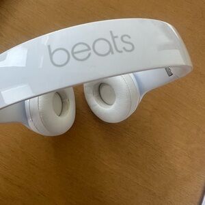 Beats Solo 3 Wireless On-Ear Headphones in White
